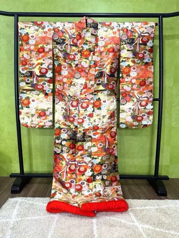 전통적인 빨간색과 다색 꽃무늬 우치카케