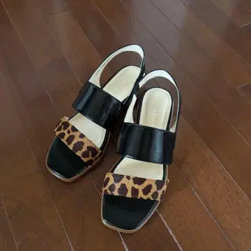 REGAL 레오파드 무늬 슬링백 샌들