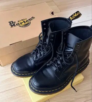 닥터 마틴 8홀 가죽 부츠 UK5