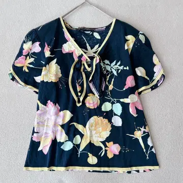 새상품급 LEONARD 레오나르 반팔 블라우스 리본 보타이 트리밍 꽃무늬