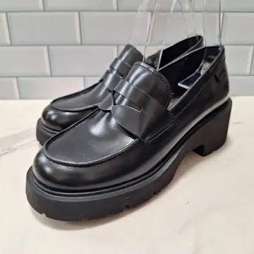 [ 새상품급 ] CAMPER 캠퍼 로퍼 통굽 블랙 23.5