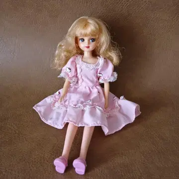 [새상품급] 레어 상품 헬로키티 콜라보 드레스 리카짱 인형