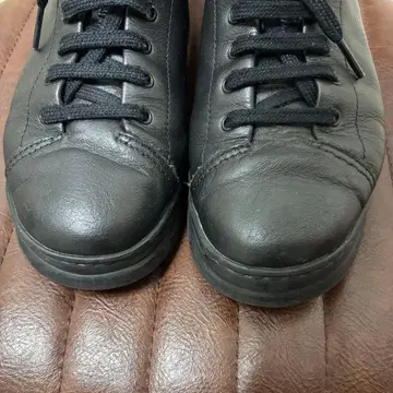 CAMPER 블랙 가죽 스니커즈