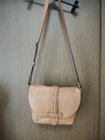 Dakota 가죽 숄더백 베이지 뜨개질 디자인