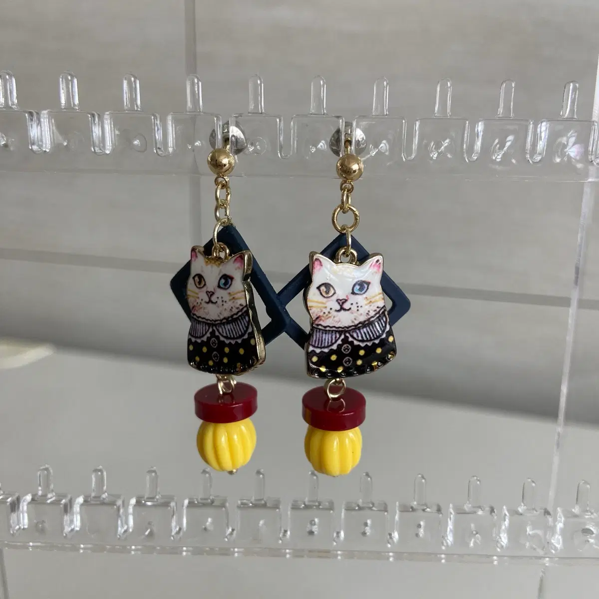 配送料無料] 香港ハンドメイド猫猫カラービーズピアス