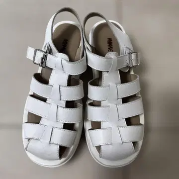 MINNETONKA 화이트 스트랩 샌들