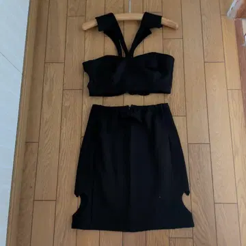 MURUA 블랙 하트 컷 아웃 셋업