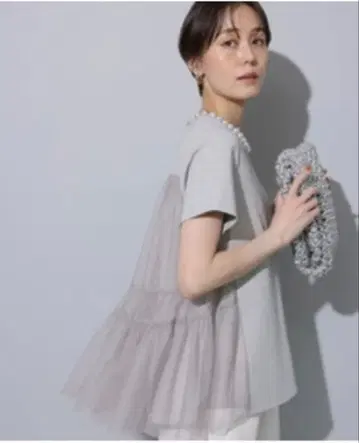 Arpege story 백 튤 티셔츠 라이트 그레이 펄 넥