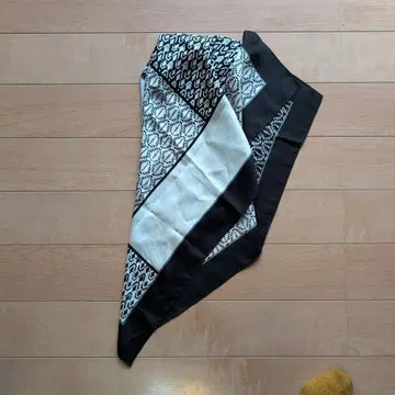 HIROKO KOSHINO PREMIER! 기하학 패턴 실크 스톨