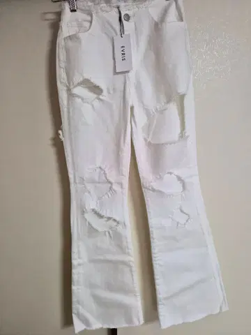 화이트 데미지 부츠컷 데님 신상