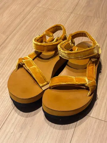 테바 플랫포옴 유니버셜 벨벳 샌들