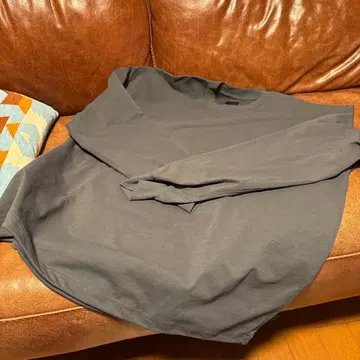 다이와피어39 드로코드 부착 차콜 티셔츠