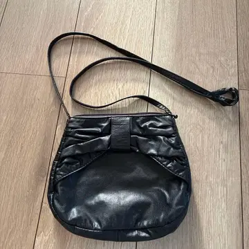 토탈지크 클로징 리본 가죽 숄더백