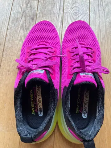 SKECHERS 에어쿨드 메모리 폼 핑크 스니커즈