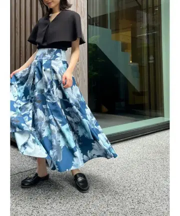 SNIDEL 네이비 턱 볼륨 프린트 스커트