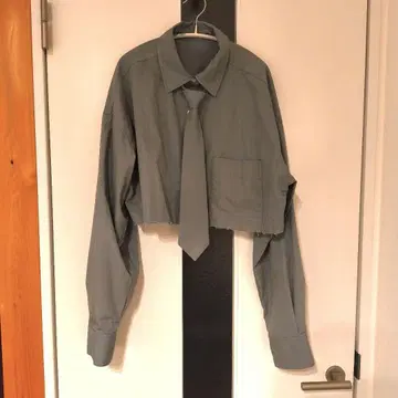 MAISON SPECIAL 그레이 크롭 셔츠 넥타이 포함