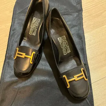 FERRAGAMO 블랙 로퍼 펌프스