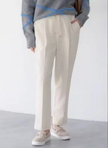 여름에 보여 따뜻한 테이퍼드 팬츠