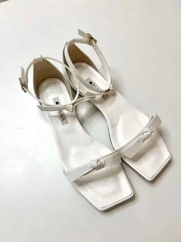 DIANA 천연 가죽 화이트 샌들