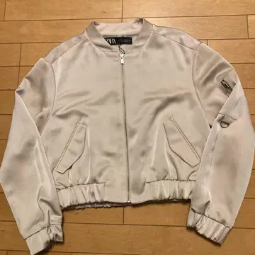 새상품. 미사용 ZARA 새틴 베이지 자켓 XS