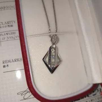 플라티나, 전 다카라즈카의 다이치 마오 씨가 디자인한 목걸이