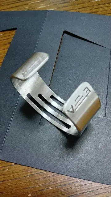 엠포리오 아르마니 슬릿 디자인 뱅글