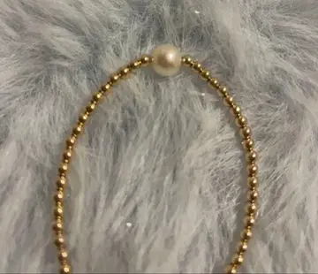 펄과 골드 비즈를 조합한 팔찌입니다.