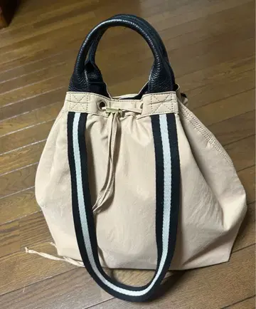 베이지 합성 피혁 복조리형 토트백