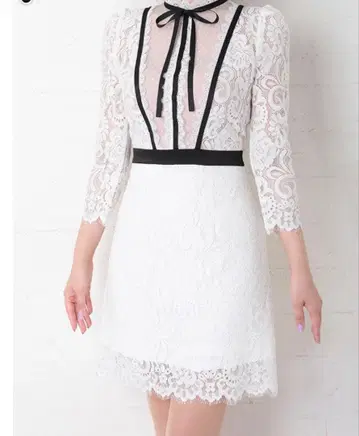 화이트 레이스 드레스 블랙 악센트