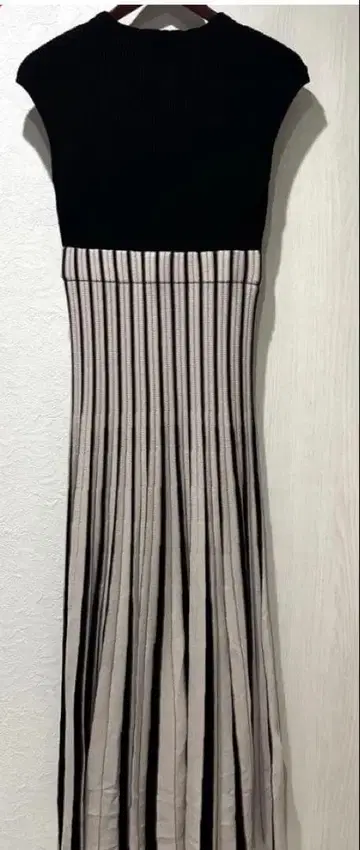 7.9 MERCURY DUO 스트라이프 슬리브리스 니트 원피스