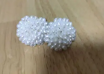 화이트 펄 공 모양 귀찌