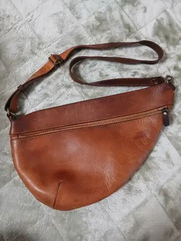 나라 카쿠야마 가방 천연 가죽 반달형 바디백 브라운