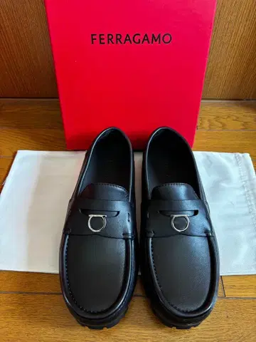 FERRAGAMO 블랙 로퍼 6 1/2 M