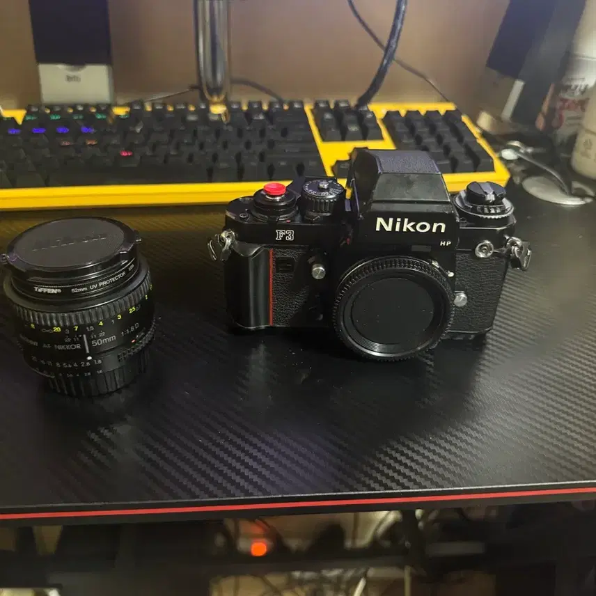 클래식한 니콘 F3 HP 필름 카메라와 NIKKOR 50.8 렌즈