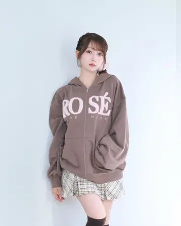로제뮤즈 Fur logo zip 후드티 브라운