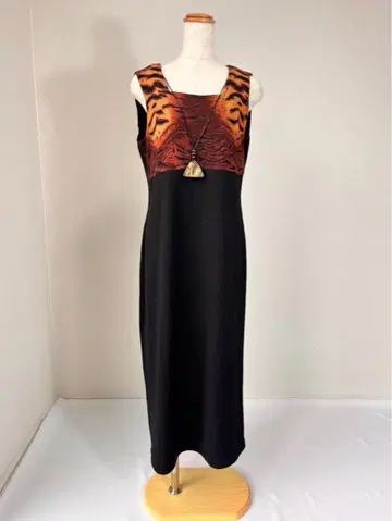 목걸이풍 장식 포함 호랑이 무늬 애니멀 무늬 절개 롱 원피스 Y606