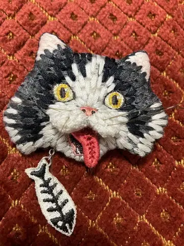 고양이 얼굴 자수 브로치 생선 참 포함
