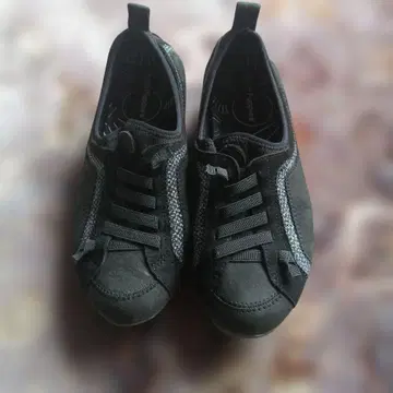 허시파피 블랙 스웨이드 스니커즈