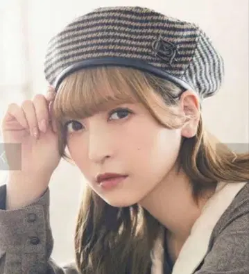 칸다 사야카 메종 드 플뢰르 푸치 로브 카논 그리는 그녀의 베레모 브라운