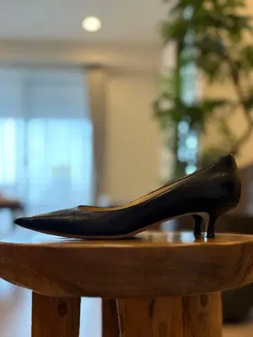 [가격 대폭 인하] 지미추 블랙 가죽 펌프스 34.5