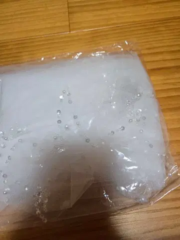 화이트 비즈가 달린 롱 웨딩 베일