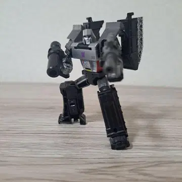 트랜스포머 킹덤 코어클래스 메가트론