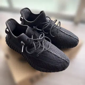 YEEZY BOOST 350 V2 플래그 블랙