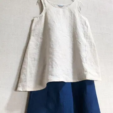 afa 마사 미치요 씨의 린넨 민소매 튜닉과 네이비 나염 팬츠