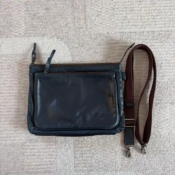 TAKEO KIKUCHI 숄더백 네이비 컬러