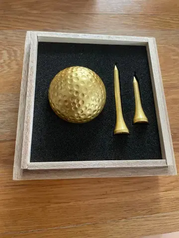 골프공과 티 세트 (골드 컬러)