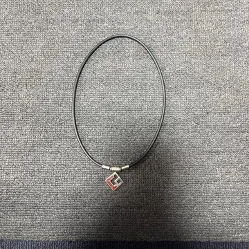 블랙 가죽 목걸이 사각형 펜던트 포함