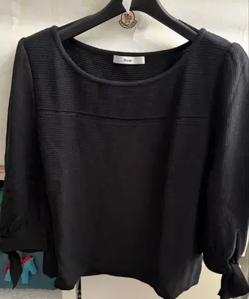 Rene 블랙 벌룬 슬리브 상의