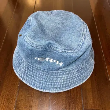 자수 로고가 있는 데님 버킷 햇 우미이키타이
