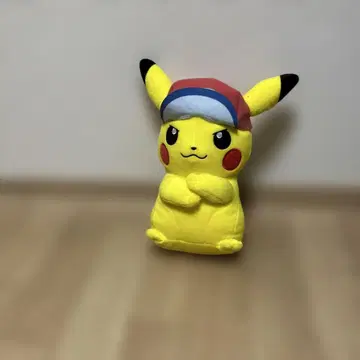 피카츄 봉제 인형 빨간색과 파란색 모자